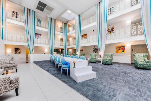 大堂, The Blu Hotel Blue Ash Cincinnati, an Ascend Collection Hotel in 布盧阿什