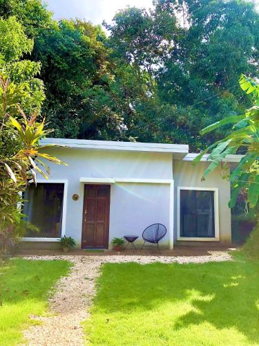 Private Costa Rican Oasis with Pool River Views in 蒙提祖馬