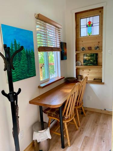 Little Cabin in Middlepoint in Halfmoon Bay, Canada