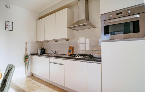 Kitchen, Sea Bass in Doctor Wiardi Beckmanlaan