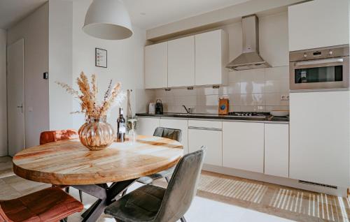 Kitchen, Sea Bass in Doctor Wiardi Beckmanlaan