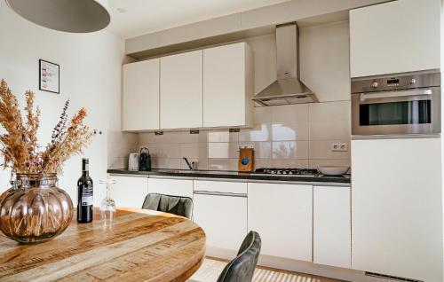 Kitchen, Sea Bass in Doctor Wiardi Beckmanlaan