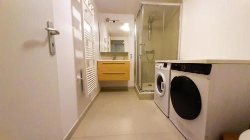 Душ, Appartement T2 au Calme - WiFi rapide, Parking & Bureau in Ербле