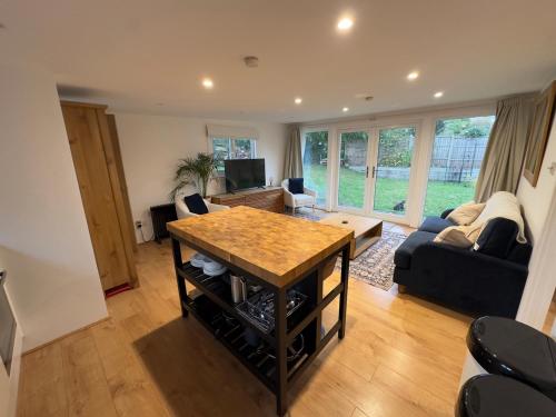 Little Foxwood - Garden Lodge with Sauna in Surrey