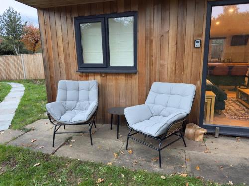 Little Foxwood - Garden Lodge with Sauna in Surrey