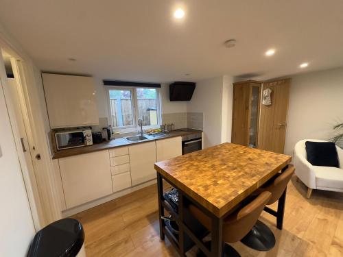 Little Foxwood - Garden Lodge with Sauna in Surrey