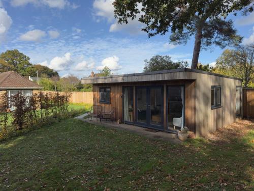 Little Foxwood - Garden Lodge with Sauna in Surrey
