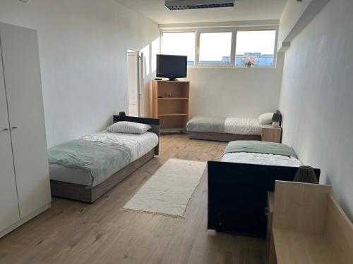 ACÉL Budget Rooms with Free Truck Parking