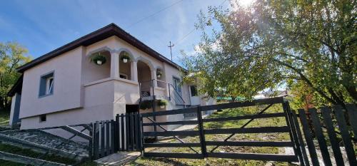 Casa bunicilor- liniștea prispei, răcoarea beciului și aerul poianei