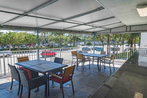 Exterior view, Ocean Reef Hotel in Oakland Park