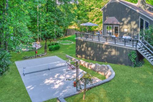 7 Bdrm, Pickleball, Bball, HotTub, FirePit, Golf! in Jamestown, Vereinigte Staaten von Amerika