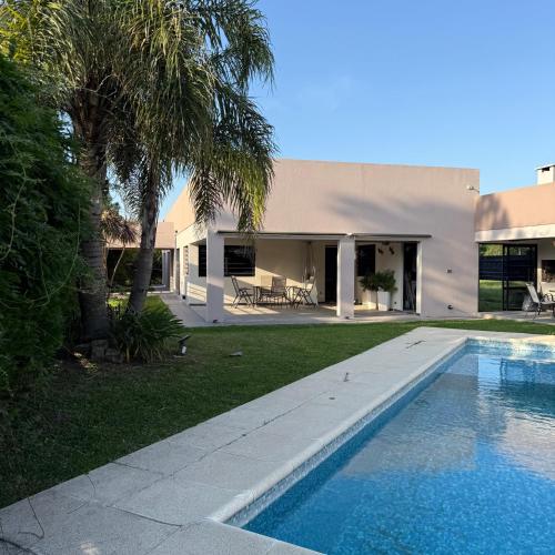Sumergite en una gran piscina o jacuzzi