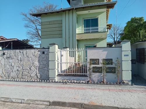 Iririu 01 · Ap térreo a 2 km - Hospital Regional Hans Dieter (Iririu 01 · Ap terreo a 2 km - Hospital Regional Hans Dieter) in อิริริอู