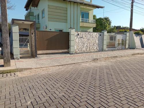 Iririu 01 · Ap térreo a 2 km - Hospital Regional Hans Dieter (Iririu 01 · Ap terreo a 2 km - Hospital Regional Hans Dieter) in อิริริอู