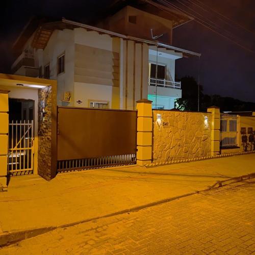 Iririu 01 · Ap térreo a 2 km - Hospital Regional Hans Dieter (Iririu 01 · Ap terreo a 2 km - Hospital Regional Hans Dieter) in อิริริอู