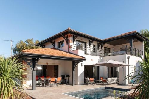 Villa Fabienne in city center with heated pool