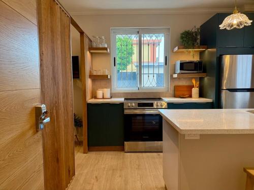 Brand New Boutique Home 6 BR Sleeps 20 Savannah in Newtown