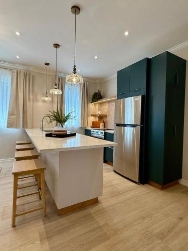 Brand New Boutique Home 6 BR Sleeps 20 Savannah in Newtown