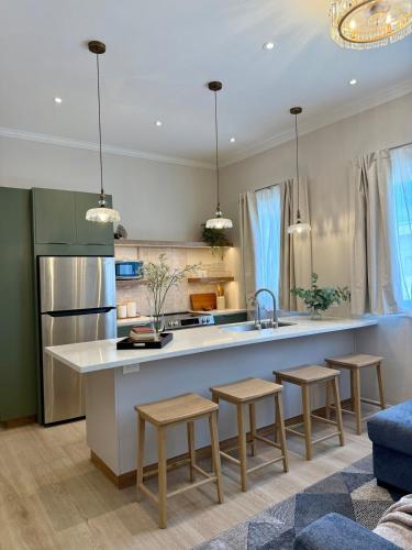 Brand New Boutique Home 6 BR Sleeps 20 Savannah in Newtown