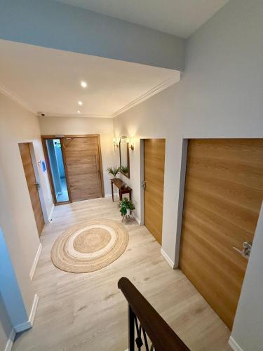 Brand New Boutique Home 6 BR Sleeps 20 Savannah in Newtown