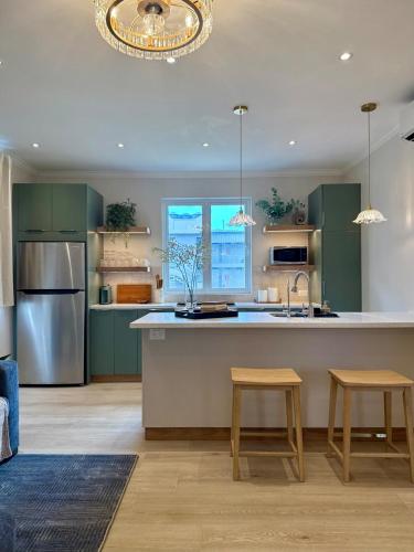 Brand New Boutique Home 6 BR Sleeps 20 Savannah in Newtown