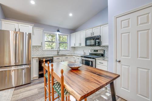 Forest-View Gem on Vaughn Creek Less Than 1 Mi to Dtwn! in 特賴恩 (NC)