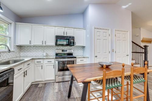 Forest-View Gem on Vaughn Creek Less Than 1 Mi to Dtwn! in 特賴恩 (NC)