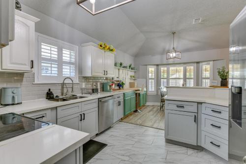 Private Yard and Patios Family Home in LaPlace! in ลาเพลส (LA)