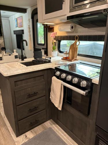 Modern Luxury RV Retreat, Your Cozy Tiny Home in Margate