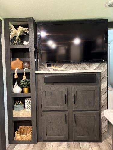 Modern Luxury RV Retreat, Your Cozy Tiny Home in Margate