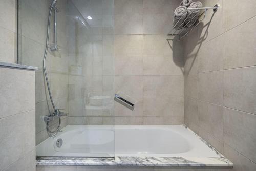 Cozy 2BR Aykon City Near Downtown - Pool and Gym in Jumeirah