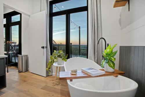 浴室, Skyline Serenity - Hot Tub in 布魯克維爾