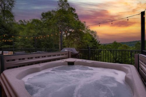 . Evergreen Escape - Hot Tub