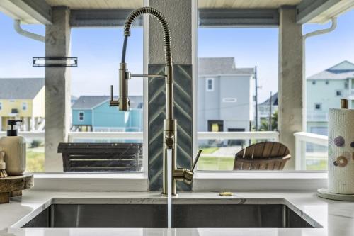 Konyha, Near Beach Tiki Bar Swings Beautiful Design in Port Bolivar (TX)