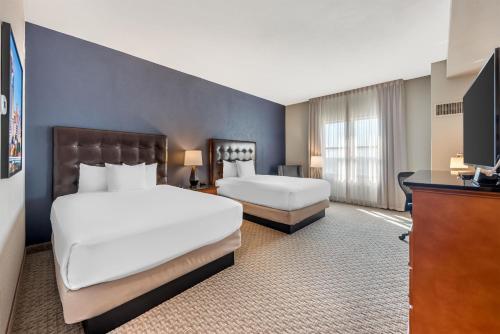 2 queen beds