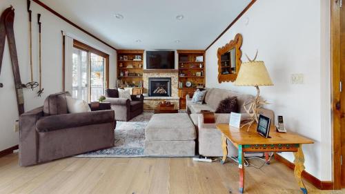 Three-Bedroom Apartment with Mountain View