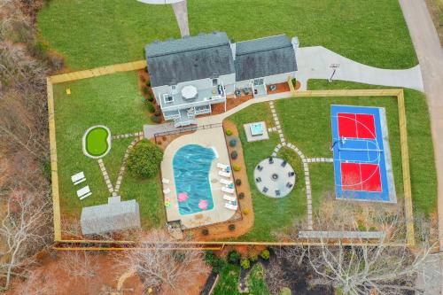 Greensboro Getaway Villa with HotTub Pool FirePit Sports Court Golf – khách sạn tại White Oak