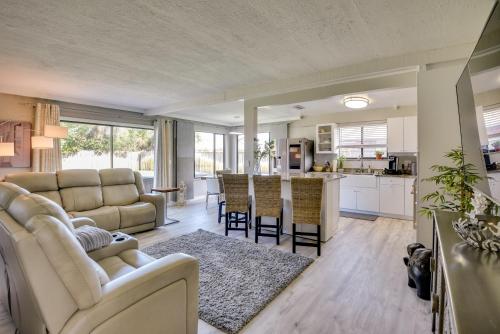 Bright Ormond Beach Home about 14 Mi to Daytona! in Ormond-by-the-Sea, USA
