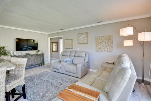 Bright Ormond Beach Home about 14 Mi to Daytona! in Ormond-by-the-Sea, USA