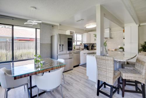 Bright Ormond Beach Home about 14 Mi to Daytona! in Ormond-by-the-Sea, USA