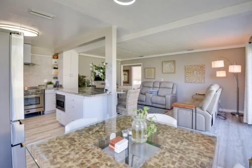 Bright Ormond Beach Home about 14 Mi to Daytona! in Ormond-by-the-Sea, USA