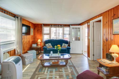 Cozy Hampton Cottage - Walk to Beaches and Marina!