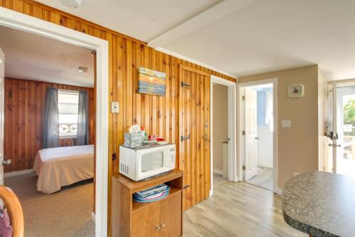 Hampton Cottage - Walk to Beaches and Marina! - image 6
