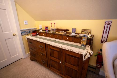 1 king bed, 1 twin bed, 1 futon bed