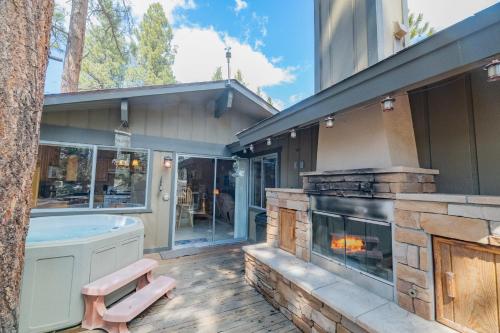 Moonridge Manor - Very lovely cabin in a quiet neighborhood with an amazing hot tub! in Big Bear Lake, USA