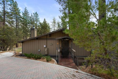 Moonridge Manor - Very lovely cabin in a quiet neighborhood with an amazing hot tub! in Big Bear Lake, USA