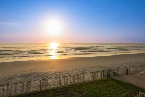 Gorgeous Beach Front Condo, Right By Flagler Ave! in New Smyrna Beach, USA