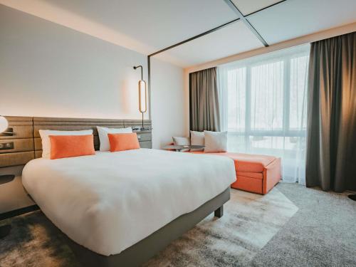 1 queen bed, 1 sofa bed