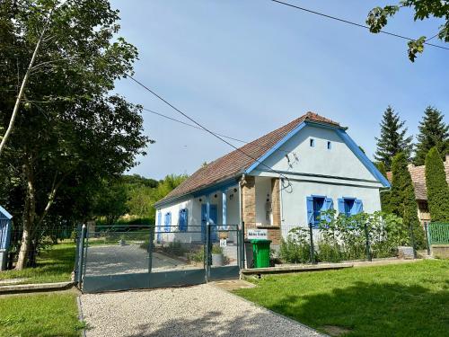 Viesnīcas āriene, Kökény Kunyhó (Kokeny Kunyho) in Kisszékely