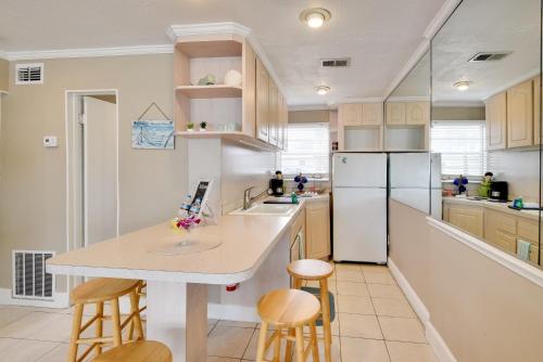 Cozy Ormond Beach Bungalow Steps to the Sand in Ormond Beach, USA